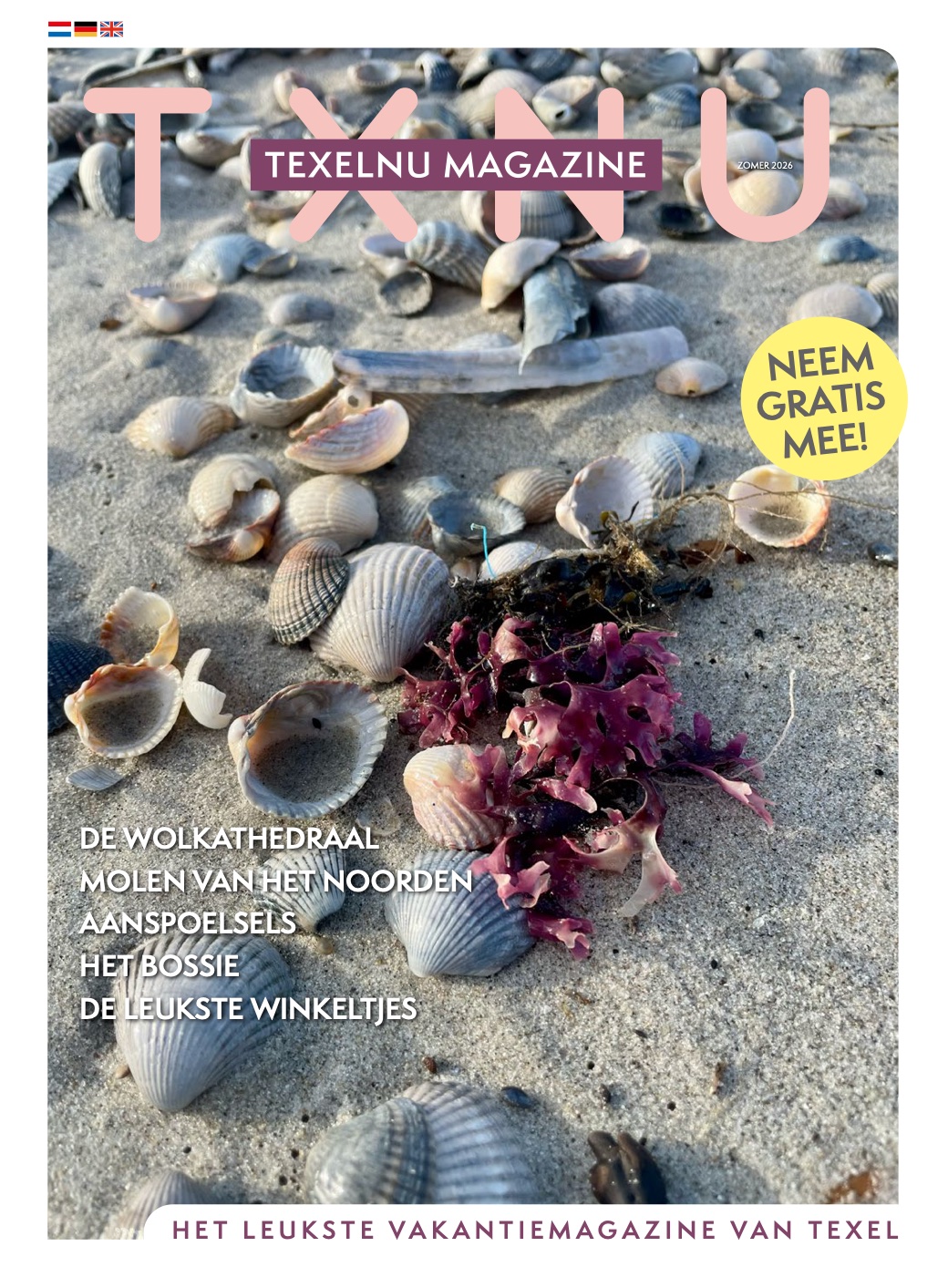 De cover van de zomereditie 2026 van TexelNU: aangespoelde schelpen en wier op het strand
