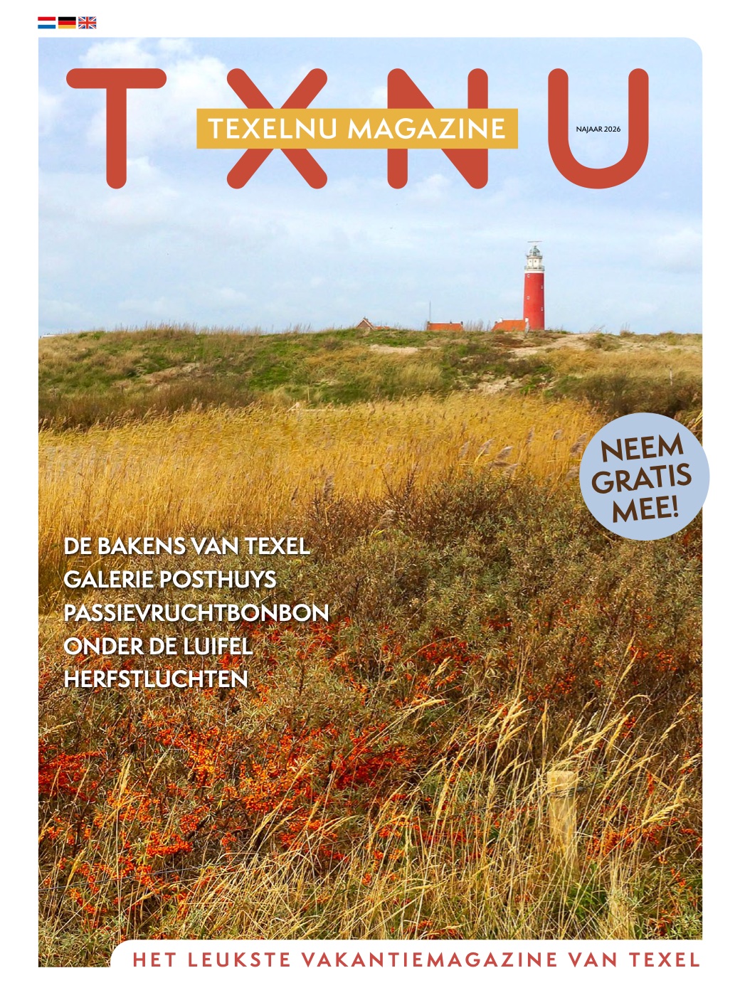 De cover van de najaarseditie 2026 van TexelNU: de vuurtoren van De Cocksdorp boven herfstige duinen met duindoorn