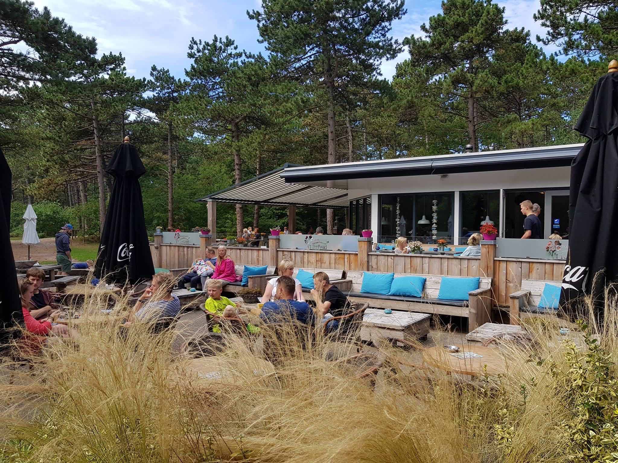 Familie Hin helemaal tevreden in het bos