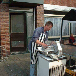 01 Peter voor de winkel van Siep de Boer - Cocksdorp - donderdag barbecue