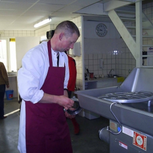 02 2005 Peter bezig op de opening van slagerij aan de Stoompoort