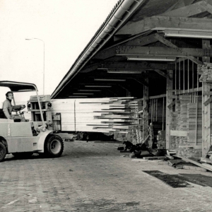 Arie van der Vis op de heftruck bij het houtstek 1972