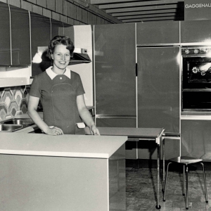 Ria van der Vis in de nieuwe keukenshowroom 1972